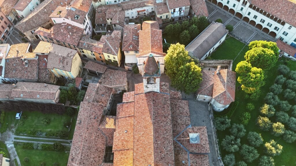 Lago de monta&ntilde;a visto desde arriba