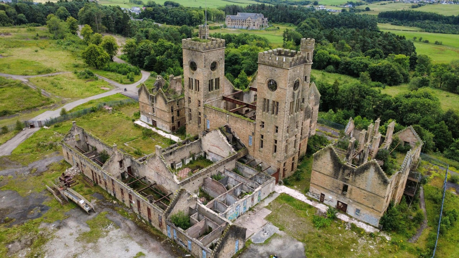 Toma aérea de una costa con agua cristalina