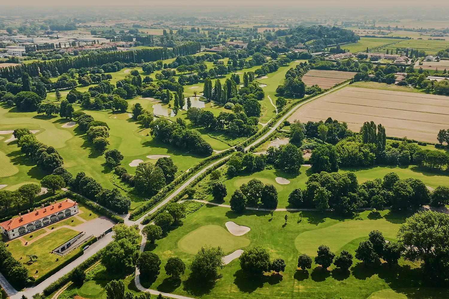 Paisaje urbano tomado con dron al atardecer
